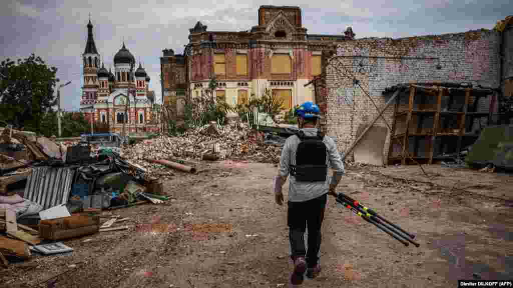 Inginerul francez Emmanuel Durand examinează teritoriul unei stații de pompieri istorice în apropierea Bisericii celor Trei Sfinți din Harkov, avariată de bombardamentele rusești. Timp de două zile, Durand a construit o hartă 3D a acestui sit &bdquo;surprinzător&rdquo;, iar autoritățile locale l-au răsplătit cu o vizită privată la un muzeu din oraș. Această muncă de voluntariat îi aduce &bdquo;multă bucurie&rdquo;, a spus Durand agenției AFP, iar faptul că are o &bdquo;soție foarte înțelegătoare&rdquo; nu este de neglijat.