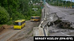 Украинанын талкаланган аймактарындагы калкты ташып чыгып бараткан автобустар. Иллюстрациялык сүрөт.