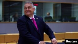 Orbán Viktor az olajembargóról szóló, hetekig húzódó tárgyalások vége felé Brüsszelben 2022. május 30-án