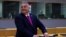 Orbán Viktor az olajembargóról szóló, hetekig húzódó tárgyalások vége felé Brüsszelben 2022. május 30-án