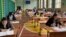 Жалпы республикалык тест (ЖРТ) тапшырып жаткан окуучулар.