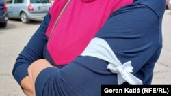 Svake godine u Prijedoru se obilježava Dan bijelih traka, u znak sjećanja na žrtve, civile nesrpske nacionalnosti, ubijene tokom rata od 1992. do 1995. godine. Fotografija sa obilježavanja 31. maja 2022. godine.