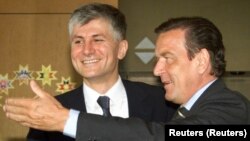 Zoran Đinđić u to vreme opozicioni lider u Srbiji sa nemačkim kancelarom Gerhardom Šrederom u Bonu, 19. jula 1999. godine.