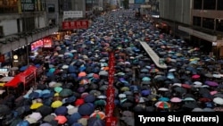 Організатори заявляють, що в акції протесту 18 серпня в Гонконгу взяли участь 1,7 мільйона людей. Поліція каже про 128 тисяч учасників, які прийшли у парк Вікторії, епіцентру протестів