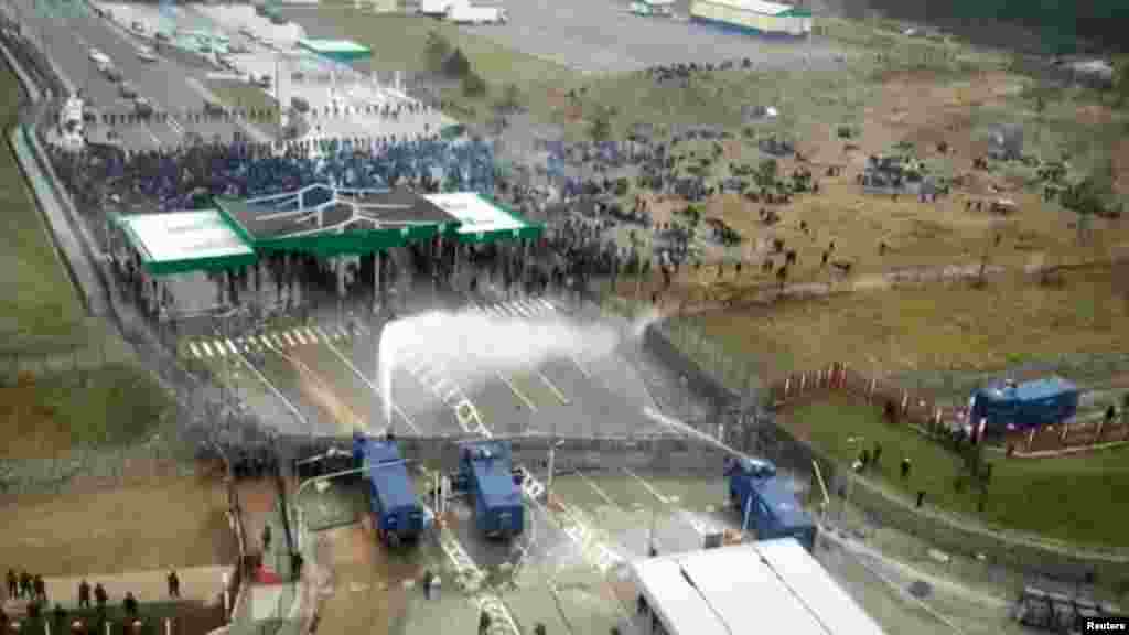 În noiembrie 2021 au avut loc ciocniri grave între migranți și grănicerii polonezi la punctul de trecere a frontierei cu Belarus, lângă Grodno.&nbsp; Cam 2000 de migranți se aflau la frontieră, într-o tabără improvizată, pe o vreme foarte rece. Se crede că doar vreo sută s-au implicat în asaltul asupra forțelor poloneze.&nbsp; &nbsp;