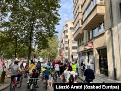 Több tucat biciklis is összeverődhet egy piros lámpánál. Brüsszel, 2021. szeptember 19.