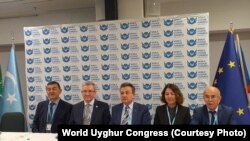 Dolkun Isza, az Ujgur Világkongresszus elnöke (középen) és a WUC vezetői az Isza újraválasztásának bejelentését követő sajtótájékoztatón Prágában, 2021. november 14-én