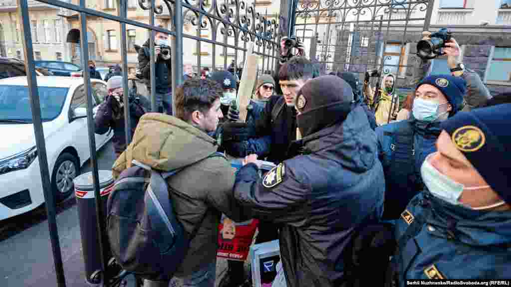 Перед початком акції поліція перешкоджала активістам пройти з плакатами, проте пізніше все ж їх пропустили