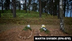 Sírok a lengyel–belorusz határ közelében a 2021-es menekültválság idején. Az egyikben egy 19 éves szír, a másikban egy ismeretlen afrikai nyugszik. Az EU azzal vádolta meg Lukasenka elnök rendszerét, hogy szervezetten szállítja az unió határára a migránsokat. 2021. november 18.