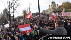 Австриядагы COVID-19 вирусуна каршы вакцинаны милдеттендирүү чараларына каршы акциялар.