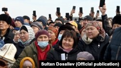 Садыр Жапаров менен жолугушууга келген жашоочулар. Ак-Ордо-3, 22-ноябрь, 2021-жыл.