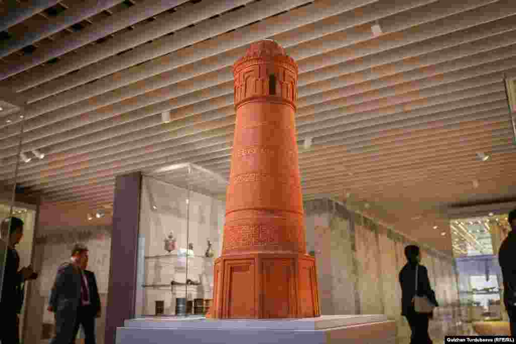 2019-жылы күзүндө ошол кездеги маданият, маалымат жана туризм министри Азамат Жаманкулов Улуттук тарых музейин оңдогон немис компаниясына Кыргызстан 225 миң евро карыз экенин, ал төлөнбөсө музейдин ачылышы кыйын экенин билдирген. Ал бул каражат төлөнгөндөн кийин музейди автоматташтыруу системасы ишке кирип, андагы тиркемелердин ачкычы берилерин айткан.