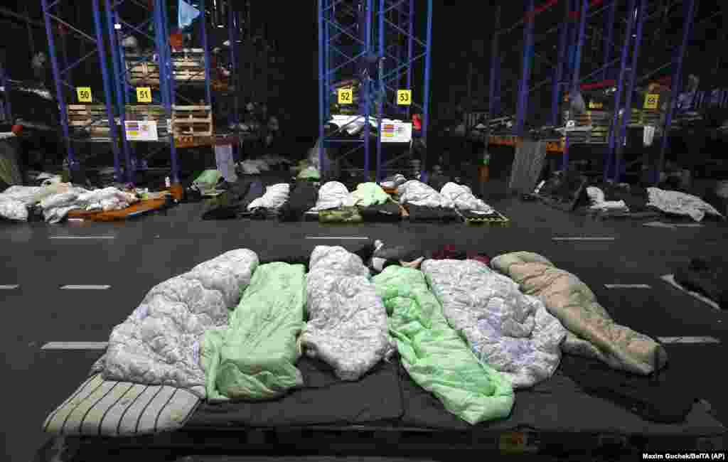 Migrantët duke fjetur në një qendër logjistike afër pikës kufitare Kuznica. Në një intervistë për BBC-në më 19 nëntor, Lukashenka ka pranuar se është absolutisht e mundshme që forcat e sigurisë së Bjellorusisë i kanë asistuar migrantët, por ka mohuar se Qeveria e tij i ka sjellë ata në Bjellorusi. &nbsp;