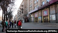 Карантин змусив змінити формат занять. Під час екскурсії невеликою групу в рамках заняття безкоштовних курсів української мови. Запоріжжя, 14 листопада 2021 року