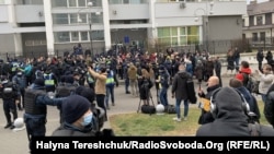 Біля Галицького суду, де відбувалося судове засідання, зібралися кілька десятків однодумців і противників Стахіва