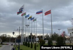 Drapele ale Transnistriei și Rusiei, alături de cele ale regiunilor separatiste din Georgia - Abhazia și Osetia de Sud, în piața Suvorov de la Tiraspol