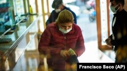 Vásárlók egy törökországi üzletben