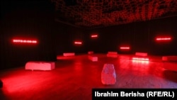 Fotografi nga ekspozita “Më mirë varri se mos me ditë”, kushtuar familjeve të personave të pagjetur, Prishtinë 2021.