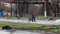 Imagine realizată în apropierea orașului Mariupol, acum câteva zile. Cadavre ale unor civili zac pe marginea drumului.