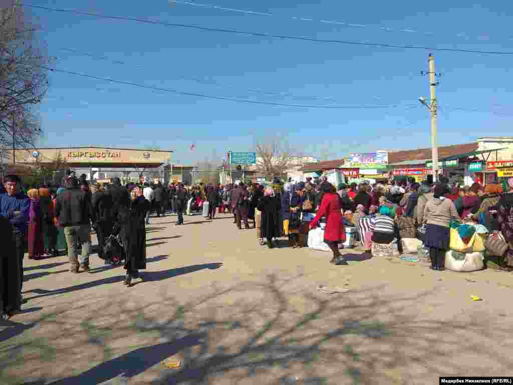 Жаздын келиши менен соода-сатык кылып каттагандар көбөйгөндүктөн &ldquo;Достук&rdquo; бекетинде мындай тыгын бир нече күндөн бери пайда болууда. Кечээ бул жерде 500дөй адам топтолгон учур катталган.