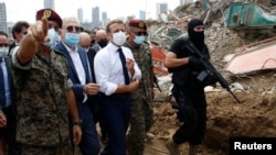 Emmanuel Macron în Beirut, imediat după explozia devastatoare din 4 august.