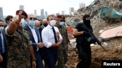 Președintele Franței, Emmanuel Macron, în vizită la locul catastrofei, în portul orașului Beirut