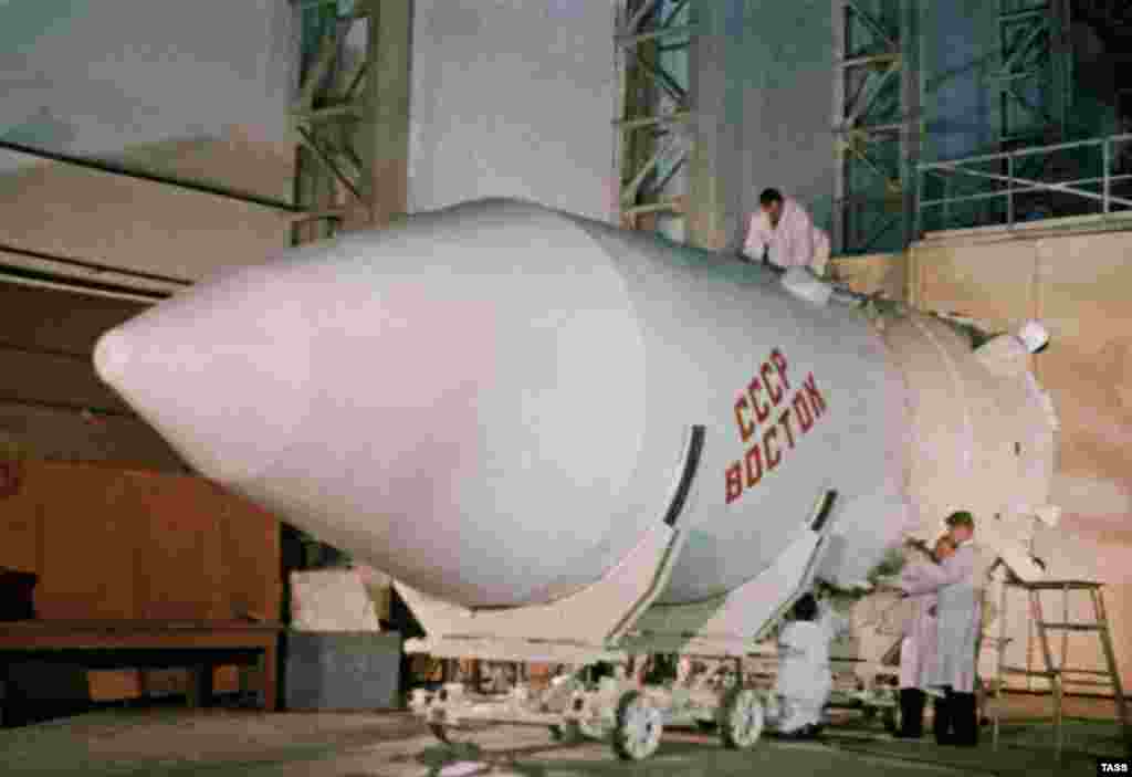 Останні приготування ракети &laquo;Схід&raquo;, на якій в 1961 році полетів у космос Юрій Гагарін. З Байконуру було здійснено безліч історичних запусків: перший супутник &ndash; в жовтні 1957 року, перша собака &ndash; в листопаді 1957 року, перша людина в космосі &ndash; в 1961 році, перша жінка в космосі &ndash; в 1963 році