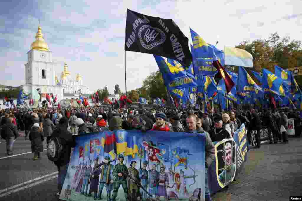 Українські праві сили у центрі Києва проводять акцію «Марш героїв». Організатори акції – ВО «Свобода», «Правий сектор», ОУН, формація С14, Конгрес українських націоналістів. 14 жовтня відзначають релігійне свято Покрови, яка здавна вважалася покровительною українського козацтва. Від 2015 року 14 жовтня є державним святом – Днем захисника України