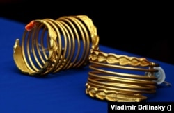 Două dintre brățările recuperate în 2006-2007. Istoricii spun că ele nu erau făcute pentru a fi purtate ca bijuterii, ci pentru a fi aduse ofrandă zeilor.