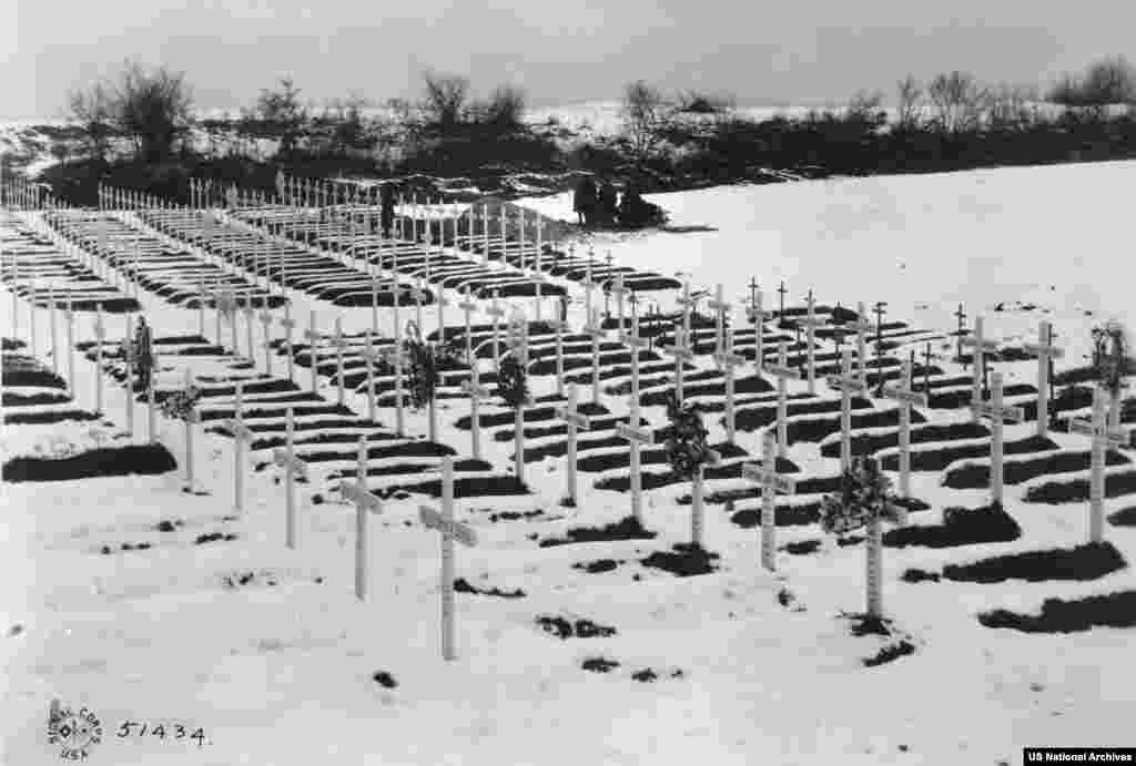 Cimitir pentru victimele americane ale virusului în Franța. Virusul s-a răspândit rapid, odată cu refugiații și trupele militare în aproape toate colțurile lumii și a infectat circa o treime din populația mondială. &nbsp;