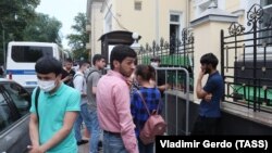 Граждане Таджикистана у здания посольства РТ в  Москве, июль 2020 года