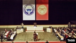 Беспрецедентный в истории Киргизии судебный процесс проходит в здании Дворца спорта, потому что ни одно здание суда в Бишкеке не смогло вместить столь большое количество участников – как минимум, пятьсот человек