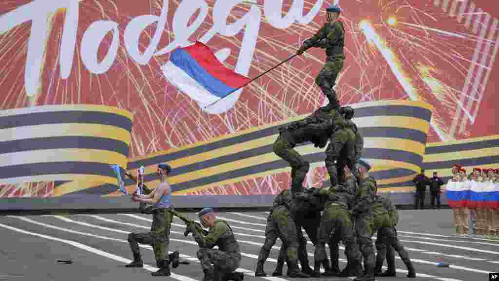 Orosz kadétok gyakorolnak a győzelemnapi katonai parádé próbáján az oroszországi Szentpéterváron május 7-én