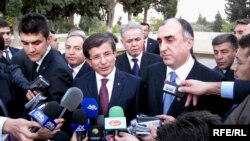 Түркиянын тышкы иштер министри Давутоглу менен Азербайжандын тышкы иштер министри Елмар Мамедяров, Баку, 22-октябрь.