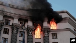 Внаслідок влучання російського дрона горить будівля Уряду України. Київ, 7 вересня 2025 року