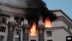 Внаслідок влучання російського дрона горить будівля Уряду України. Київ, 7 вересня 2025 року