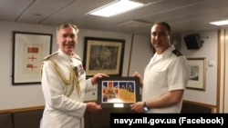 адмирал Сер Антони Дејвид Радакин и адмирал Олексиј Неижпапа, командант на украинската морнарица