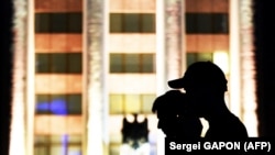 Járókelők a kisinyovi parlament épülete előtt, 2021. július 8-án