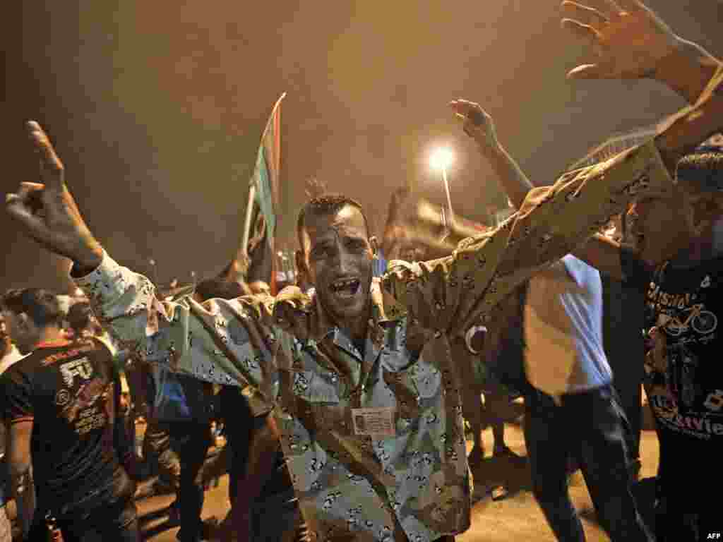 Либиските бунтовници слават во Бенгази, на 21 август, по апсењето на синот на Моамер Гадафи, Саиф ал Ислам Гадафи, и делумното потпаѓање на Триполи под власта на опозицијата. 