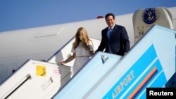 Державний секретар США Марко Рубіо і його дружина Жанетт Дусдебес прибувають до міжнародного аеропорту Бен-Гуріон, Ізраїль, 14 вересня 2025 року