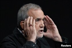 مسعود پزشکیان در جریان مناظره تلویزیونی با سعید جلیلی