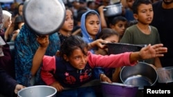 Газада тамак-ашка кезекке турган балдар, 7-октбярь, 2025-жыл