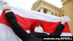 Nyugdíjasok tüntetnek Minszkben 2020. november 9-én.