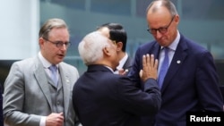 Прем’єр-міністр Бельгії Барт де Вевер, президент Європейської ради Антоніу Кошта і канцлер Німеччини Фрідріх Мерц спілкуються під час саміту лідерів Європейського Союзу в Брюсселі, Бельгія, 23 жовтня 2025 року