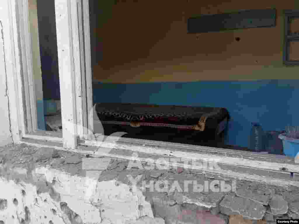 Пострадавшая от обстрела школа в селе Ак-Татыр.&nbsp;