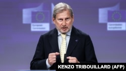 Johannes Hahn, az EU költségvetési biztosa egy korábbi sajtótájékoztatón