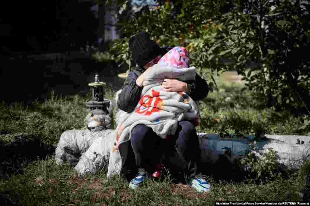 Csak kevesen maradtak. A képen egy anya és csecsemője a visszafoglalt városban szeptember 19-én