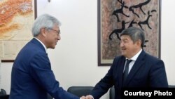  Маэда Сигеки жана Акылбек Жапаров.