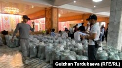 Спорт сарайында чогултулуп жаткан жардам. Бишкек. 18-сентябрь, 2022-жыл.