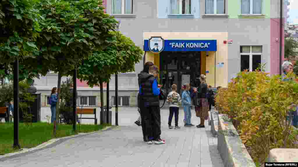 Si pasojë e grevave që kanë nisur në sektorin e arsimit më 25 gusht, mbi 300.000 nxënës kanë mbetur pa mësim.